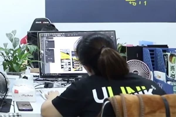 Designer creating custom PP valve bag artwork on a computer